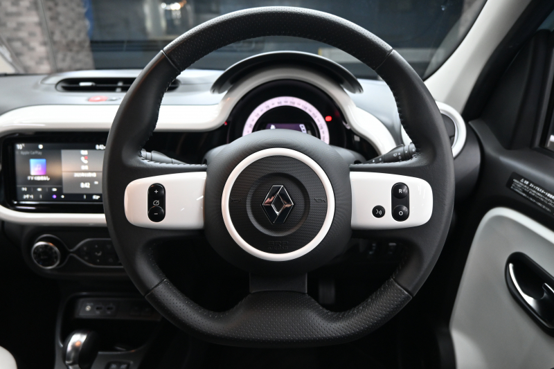 ルノー トゥインゴ ｲﾝﾃﾝｽ　1ｵﾅ ECO機能 ｸﾙｺﾝ LDW 黒×白ﾚｻﾞｰ調×ﾌｧﾌﾞﾘｯｸｼｰﾄ 純正ﾀｯﾁｽｸﾘｰﾝ Carplay Bｶﾒﾗ 16ｲﾝﾁｱﾛｲﾎｲｰﾙ ﾌﾞﾗﾝｲﾝﾃﾘｱ　2年保証付