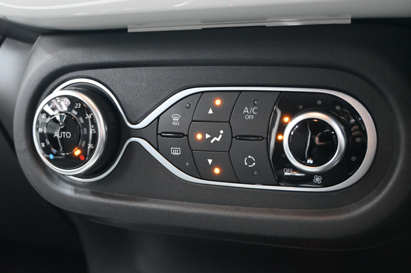 ルノー トゥインゴ ｲﾝﾃﾝｽ　1ｵﾅ ECO機能 ｸﾙｺﾝ LDW 黒×白ﾚｻﾞｰ調×ﾌｧﾌﾞﾘｯｸｼｰﾄ 純正ﾀｯﾁｽｸﾘｰﾝ Carplay Bｶﾒﾗ 16ｲﾝﾁｱﾛｲﾎｲｰﾙ ﾌﾞﾗﾝｲﾝﾃﾘｱ　2年保証付