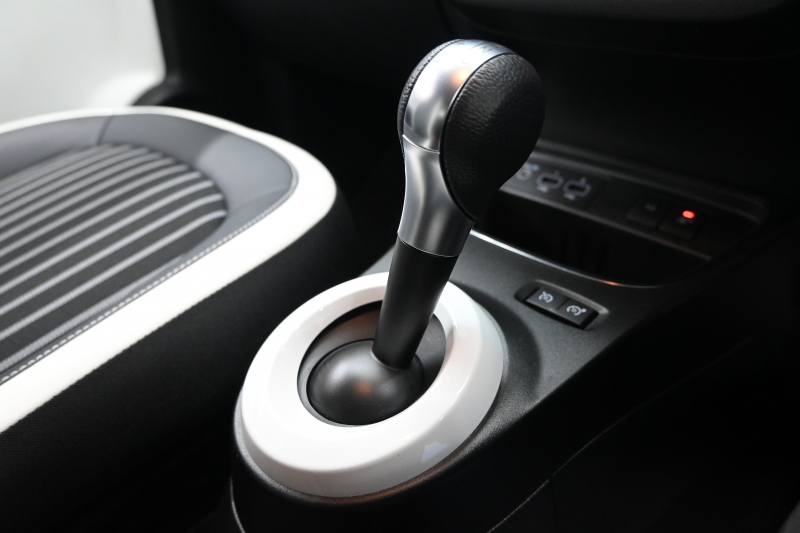 ルノー トゥインゴ ｲﾝﾃﾝｽ　1ｵﾅ ECO機能 ｸﾙｺﾝ LDW 黒×白ﾚｻﾞｰ調×ﾌｧﾌﾞﾘｯｸｼｰﾄ 純正ﾀｯﾁｽｸﾘｰﾝ Carplay Bｶﾒﾗ 16ｲﾝﾁｱﾛｲﾎｲｰﾙ ﾌﾞﾗﾝｲﾝﾃﾘｱ　2年保証付