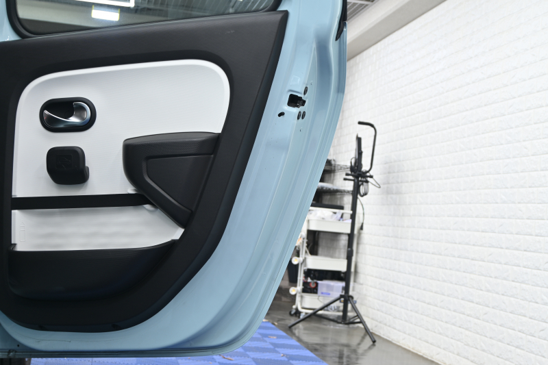 ルノー トゥインゴ ｲﾝﾃﾝｽ　1ｵﾅ ECO機能 ｸﾙｺﾝ LDW 黒×白ﾚｻﾞｰ調×ﾌｧﾌﾞﾘｯｸｼｰﾄ 純正ﾀｯﾁｽｸﾘｰﾝ Carplay Bｶﾒﾗ 16ｲﾝﾁｱﾛｲﾎｲｰﾙ ﾌﾞﾗﾝｲﾝﾃﾘｱ　2年保証付