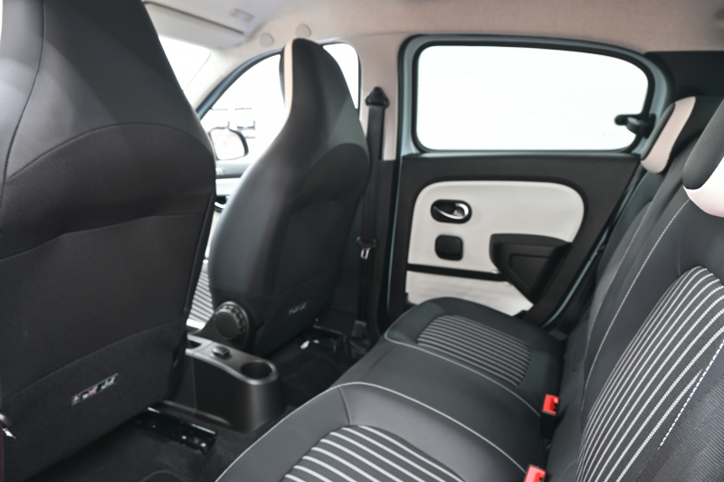 ルノー トゥインゴ ｲﾝﾃﾝｽ　1ｵﾅ ECO機能 ｸﾙｺﾝ LDW 黒×白ﾚｻﾞｰ調×ﾌｧﾌﾞﾘｯｸｼｰﾄ 純正ﾀｯﾁｽｸﾘｰﾝ Carplay Bｶﾒﾗ 16ｲﾝﾁｱﾛｲﾎｲｰﾙ ﾌﾞﾗﾝｲﾝﾃﾘｱ　2年保証付