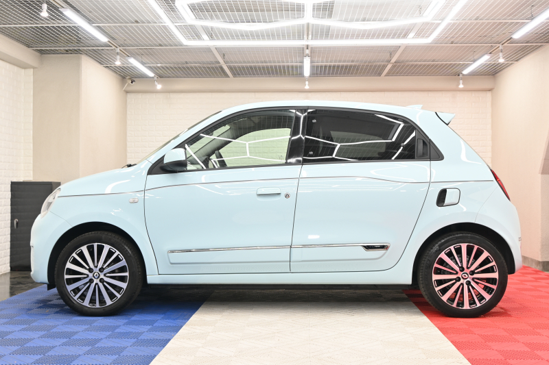 ルノー トゥインゴ ｲﾝﾃﾝｽ　1ｵﾅ ECO機能 ｸﾙｺﾝ LDW 黒×白ﾚｻﾞｰ調×ﾌｧﾌﾞﾘｯｸｼｰﾄ 純正ﾀｯﾁｽｸﾘｰﾝ Carplay Bｶﾒﾗ 16ｲﾝﾁｱﾛｲﾎｲｰﾙ ﾌﾞﾗﾝｲﾝﾃﾘｱ　2年保証付