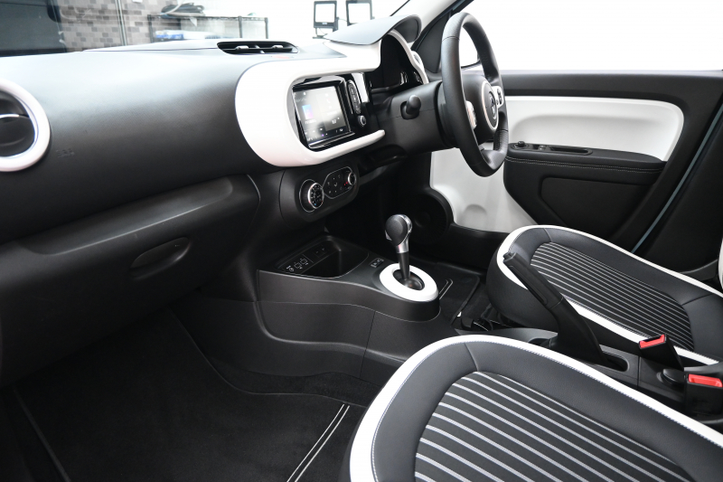 ルノー トゥインゴ ｲﾝﾃﾝｽ　1ｵﾅ ECO機能 ｸﾙｺﾝ LDW 黒×白ﾚｻﾞｰ調×ﾌｧﾌﾞﾘｯｸｼｰﾄ 純正ﾀｯﾁｽｸﾘｰﾝ Carplay Bｶﾒﾗ 16ｲﾝﾁｱﾛｲﾎｲｰﾙ ﾌﾞﾗﾝｲﾝﾃﾘｱ　2年保証付