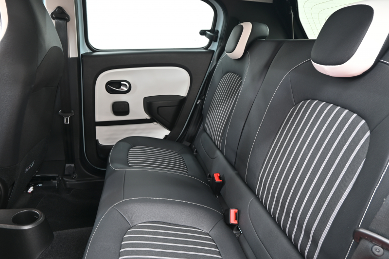 ルノー トゥインゴ ｲﾝﾃﾝｽ　1ｵﾅ ECO機能 ｸﾙｺﾝ LDW 黒×白ﾚｻﾞｰ調×ﾌｧﾌﾞﾘｯｸｼｰﾄ 純正ﾀｯﾁｽｸﾘｰﾝ Carplay Bｶﾒﾗ 16ｲﾝﾁｱﾛｲﾎｲｰﾙ ﾌﾞﾗﾝｲﾝﾃﾘｱ　2年保証付