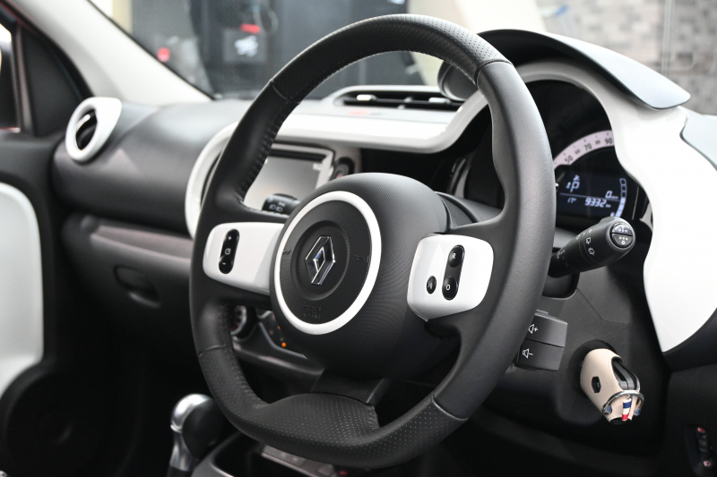 ルノー トゥインゴ ｲﾝﾃﾝｽ ｷｬﾝﾊﾞｽﾄｯﾌﾟ　 1ｵﾅ ﾚｻﾞｰ調×ﾌｧﾌﾞﾘｯｸｼｰﾄ ｼｰﾄﾋｰﾀｰ 純正ﾀｯﾁﾓﾆﾀｰ Bｶﾒﾗ Carplay 純正16ｲﾝﾁAW ﾛｰﾀﾞｳﾝ　2年保証付