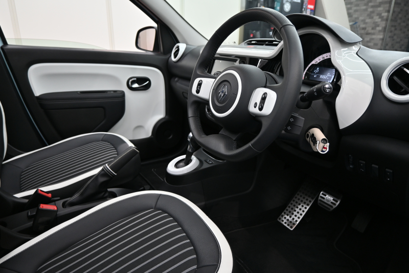 ルノー トゥインゴ ｲﾝﾃﾝｽ ｷｬﾝﾊﾞｽﾄｯﾌﾟ　 1ｵﾅ ﾚｻﾞｰ調×ﾌｧﾌﾞﾘｯｸｼｰﾄ ｼｰﾄﾋｰﾀｰ 純正ﾀｯﾁﾓﾆﾀｰ Bｶﾒﾗ Carplay 純正16ｲﾝﾁAW ﾛｰﾀﾞｳﾝ　2年保証付