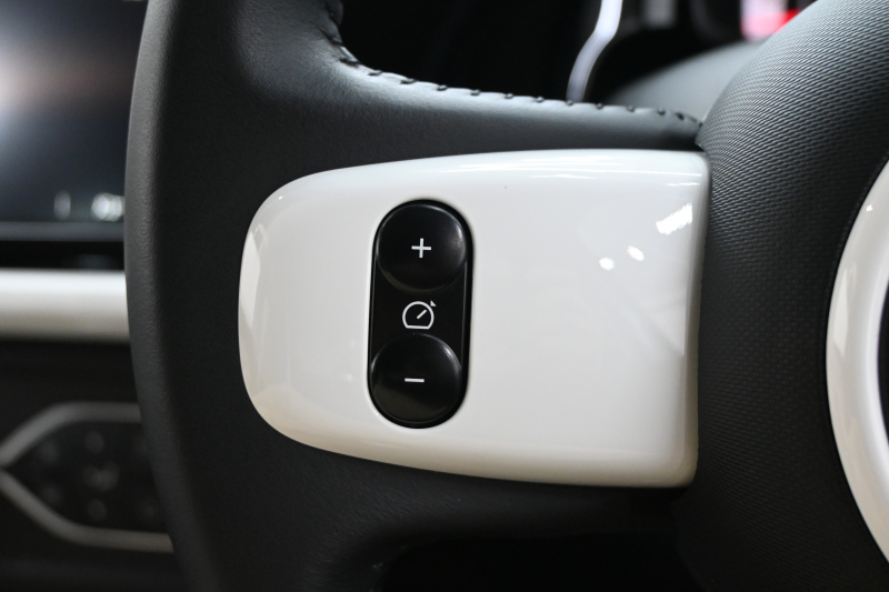 ルノー トゥインゴ ｲﾝﾃﾝｽ ｷｬﾝﾊﾞｽﾄｯﾌﾟ　 1ｵﾅ ﾚｻﾞｰ調×ﾌｧﾌﾞﾘｯｸｼｰﾄ ｼｰﾄﾋｰﾀｰ 純正ﾀｯﾁﾓﾆﾀｰ Bｶﾒﾗ Carplay 純正16ｲﾝﾁAW ﾛｰﾀﾞｳﾝ　2年保証付