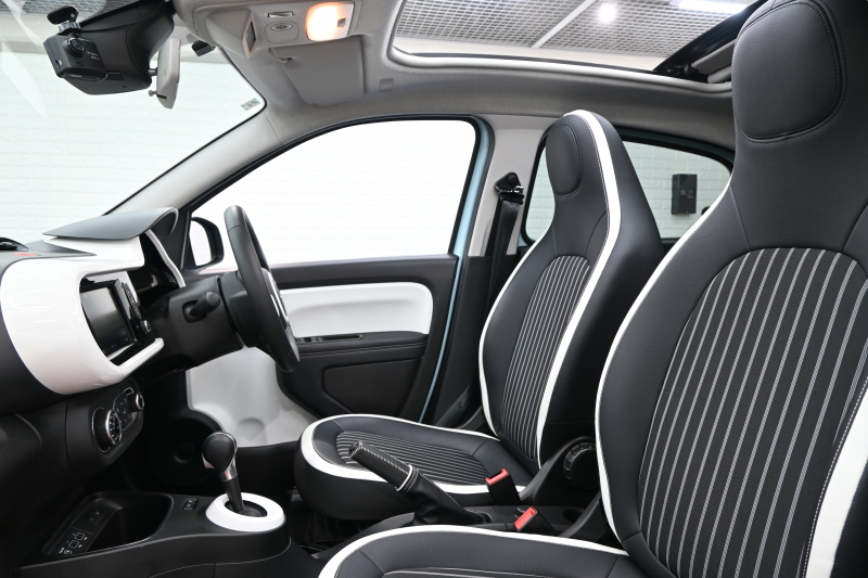 ルノー トゥインゴ ｲﾝﾃﾝｽ ｷｬﾝﾊﾞｽﾄｯﾌﾟ　 1ｵﾅ ﾚｻﾞｰ調×ﾌｧﾌﾞﾘｯｸｼｰﾄ ｼｰﾄﾋｰﾀｰ 純正ﾀｯﾁﾓﾆﾀｰ Bｶﾒﾗ Carplay 純正16ｲﾝﾁAW ﾛｰﾀﾞｳﾝ　2年保証付