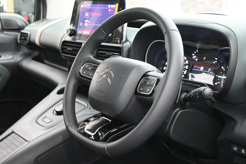 シトロエン ベルランゴ ﾏｯｸｽ BlueHDi XTR Pack　特別仕様車 ACC Pｽﾀ 専用ｼｰﾄ&ｲﾝﾃﾘｱ BSM  ﾊﾟﾉﾗﾏR 純正SDﾅﾋﾞ Carplay ｱﾝﾋﾞｴﾝｽﾗｲﾄ 専用ｴｸｽﾃﾘｱ&専用17ｲﾝﾁAW　2年保証付