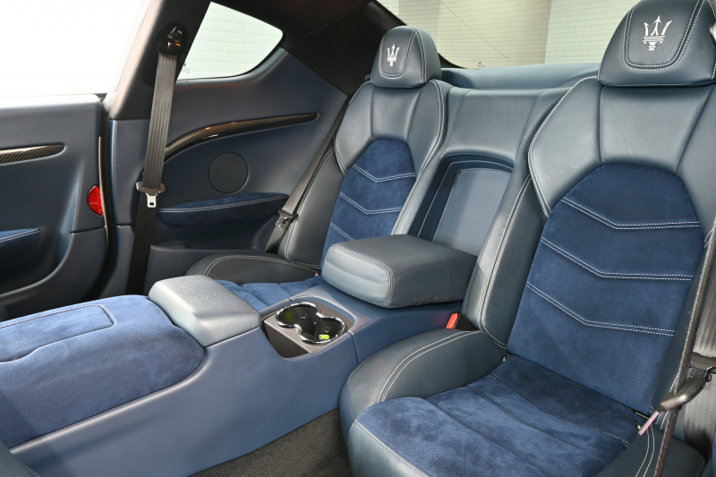 マセラティ グランツーリズモ ｽﾎﾟｰﾂ MCｵｰﾄｼﾌﾄ　ｱﾙｶﾝﾀｰﾗPKG ﾃﾞｨｰﾌﾟﾌﾞﾙｰｱﾙｶﾝﾀｰﾗ×黒革ｼｰﾄ&ｶｰﾎﾞﾝｲﾝﾃﾘｱﾄﾘﾑ  純正ﾅﾋﾞTV Bｶﾒﾗ ｱﾙｶﾝﾀｰﾗ×本革ｽﾃｱ&ﾊﾟﾄﾞﾙｼﾌﾄ 20ｲﾝﾁMCﾏｯﾄｸﾞﾗﾌｧｲﾄﾘﾑAW ﾌﾞﾙｰｷｬﾘﾊﾟｰ　2年保証付