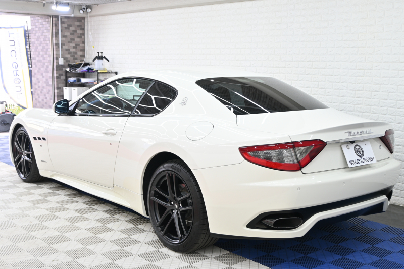 マセラティ グランツーリズモ ｽﾎﾟｰﾂ MCｵｰﾄｼﾌﾄ　ｱﾙｶﾝﾀｰﾗPKG ﾃﾞｨｰﾌﾟﾌﾞﾙｰｱﾙｶﾝﾀｰﾗ×黒革ｼｰﾄ&ｶｰﾎﾞﾝｲﾝﾃﾘｱﾄﾘﾑ  純正ﾅﾋﾞTV Bｶﾒﾗ ｱﾙｶﾝﾀｰﾗ×本革ｽﾃｱ&ﾊﾟﾄﾞﾙｼﾌﾄ 20ｲﾝﾁMCﾏｯﾄｸﾞﾗﾌｧｲﾄﾘﾑAW ﾌﾞﾙｰｷｬﾘﾊﾟｰ　2年保証付