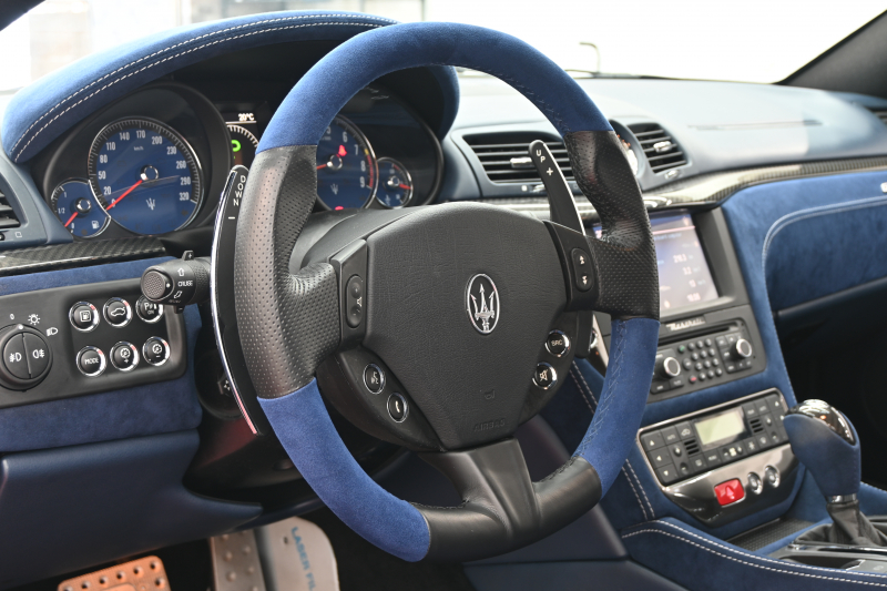 マセラティ グランツーリズモ ｽﾎﾟｰﾂ MCｵｰﾄｼﾌﾄ　ｱﾙｶﾝﾀｰﾗPKG ﾃﾞｨｰﾌﾟﾌﾞﾙｰｱﾙｶﾝﾀｰﾗ×黒革ｼｰﾄ&ｶｰﾎﾞﾝｲﾝﾃﾘｱﾄﾘﾑ  純正ﾅﾋﾞTV Bｶﾒﾗ ｱﾙｶﾝﾀｰﾗ×本革ｽﾃｱ&ﾊﾟﾄﾞﾙｼﾌﾄ 20ｲﾝﾁMCﾏｯﾄｸﾞﾗﾌｧｲﾄﾘﾑAW ﾌﾞﾙｰｷｬﾘﾊﾟｰ　2年保証付