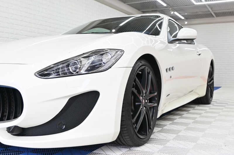 マセラティ グランツーリズモ ｽﾎﾟｰﾂ MCｵｰﾄｼﾌﾄ　ｱﾙｶﾝﾀｰﾗPKG ﾃﾞｨｰﾌﾟﾌﾞﾙｰｱﾙｶﾝﾀｰﾗ×黒革ｼｰﾄ&ｶｰﾎﾞﾝｲﾝﾃﾘｱﾄﾘﾑ  純正ﾅﾋﾞTV Bｶﾒﾗ ｱﾙｶﾝﾀｰﾗ×本革ｽﾃｱ&ﾊﾟﾄﾞﾙｼﾌﾄ 20ｲﾝﾁMCﾏｯﾄｸﾞﾗﾌｧｲﾄﾘﾑAW ﾌﾞﾙｰｷｬﾘﾊﾟｰ　2年保証付