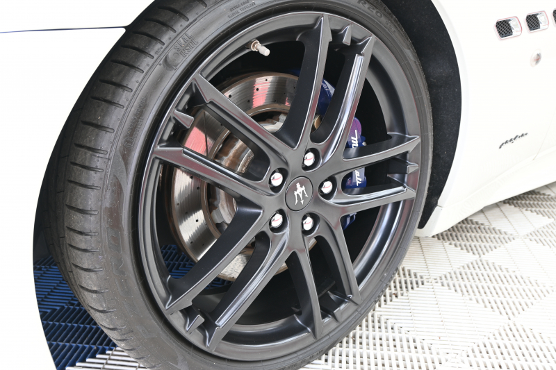 マセラティ グランツーリズモ ｽﾎﾟｰﾂ MCｵｰﾄｼﾌﾄ　ｱﾙｶﾝﾀｰﾗPKG ﾃﾞｨｰﾌﾟﾌﾞﾙｰｱﾙｶﾝﾀｰﾗ×黒革ｼｰﾄ&ｶｰﾎﾞﾝｲﾝﾃﾘｱﾄﾘﾑ  純正ﾅﾋﾞTV Bｶﾒﾗ ｱﾙｶﾝﾀｰﾗ×本革ｽﾃｱ&ﾊﾟﾄﾞﾙｼﾌﾄ 20ｲﾝﾁMCﾏｯﾄｸﾞﾗﾌｧｲﾄﾘﾑAW ﾌﾞﾙｰｷｬﾘﾊﾟｰ　2年保証付