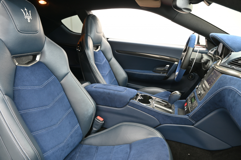 マセラティ グランツーリズモ ｽﾎﾟｰﾂ MCｵｰﾄｼﾌﾄ　ｱﾙｶﾝﾀｰﾗPKG ﾃﾞｨｰﾌﾟﾌﾞﾙｰｱﾙｶﾝﾀｰﾗ×黒革ｼｰﾄ&ｶｰﾎﾞﾝｲﾝﾃﾘｱﾄﾘﾑ  純正ﾅﾋﾞTV Bｶﾒﾗ ｱﾙｶﾝﾀｰﾗ×本革ｽﾃｱ&ﾊﾟﾄﾞﾙｼﾌﾄ 20ｲﾝﾁMCﾏｯﾄｸﾞﾗﾌｧｲﾄﾘﾑAW ﾌﾞﾙｰｷｬﾘﾊﾟｰ　2年保証付