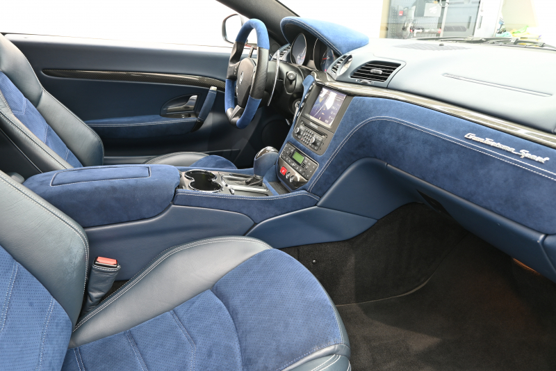 マセラティ グランツーリズモ ｽﾎﾟｰﾂ MCｵｰﾄｼﾌﾄ　ｱﾙｶﾝﾀｰﾗPKG ﾃﾞｨｰﾌﾟﾌﾞﾙｰｱﾙｶﾝﾀｰﾗ×黒革ｼｰﾄ&ｶｰﾎﾞﾝｲﾝﾃﾘｱﾄﾘﾑ  純正ﾅﾋﾞTV Bｶﾒﾗ ｱﾙｶﾝﾀｰﾗ×本革ｽﾃｱ&ﾊﾟﾄﾞﾙｼﾌﾄ 20ｲﾝﾁMCﾏｯﾄｸﾞﾗﾌｧｲﾄﾘﾑAW ﾌﾞﾙｰｷｬﾘﾊﾟｰ　2年保証付