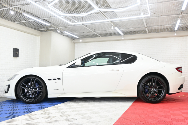 マセラティ グランツーリズモ ｽﾎﾟｰﾂ MCｵｰﾄｼﾌﾄ　ｱﾙｶﾝﾀｰﾗPKG ﾃﾞｨｰﾌﾟﾌﾞﾙｰｱﾙｶﾝﾀｰﾗ×黒革ｼｰﾄ&ｶｰﾎﾞﾝｲﾝﾃﾘｱﾄﾘﾑ  純正ﾅﾋﾞTV Bｶﾒﾗ ｱﾙｶﾝﾀｰﾗ×本革ｽﾃｱ&ﾊﾟﾄﾞﾙｼﾌﾄ 20ｲﾝﾁMCﾏｯﾄｸﾞﾗﾌｧｲﾄﾘﾑAW ﾌﾞﾙｰｷｬﾘﾊﾟｰ　2年保証付