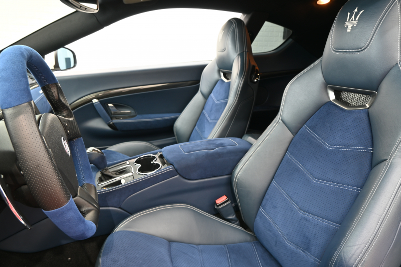 マセラティ グランツーリズモ ｽﾎﾟｰﾂ MCｵｰﾄｼﾌﾄ　ｱﾙｶﾝﾀｰﾗPKG ﾃﾞｨｰﾌﾟﾌﾞﾙｰｱﾙｶﾝﾀｰﾗ×黒革ｼｰﾄ&ｶｰﾎﾞﾝｲﾝﾃﾘｱﾄﾘﾑ  純正ﾅﾋﾞTV Bｶﾒﾗ ｱﾙｶﾝﾀｰﾗ×本革ｽﾃｱ&ﾊﾟﾄﾞﾙｼﾌﾄ 20ｲﾝﾁMCﾏｯﾄｸﾞﾗﾌｧｲﾄﾘﾑAW ﾌﾞﾙｰｷｬﾘﾊﾟｰ　2年保証付