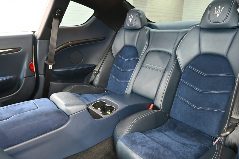 マセラティ グランツーリズモ ｽﾎﾟｰﾂ MCｵｰﾄｼﾌﾄ　ｱﾙｶﾝﾀｰﾗPKG ﾃﾞｨｰﾌﾟﾌﾞﾙｰｱﾙｶﾝﾀｰﾗ×黒革ｼｰﾄ&ｶｰﾎﾞﾝｲﾝﾃﾘｱﾄﾘﾑ  純正ﾅﾋﾞTV Bｶﾒﾗ ｱﾙｶﾝﾀｰﾗ×本革ｽﾃｱ&ﾊﾟﾄﾞﾙｼﾌﾄ 20ｲﾝﾁMCﾏｯﾄｸﾞﾗﾌｧｲﾄﾘﾑAW ﾌﾞﾙｰｷｬﾘﾊﾟｰ　2年保証付