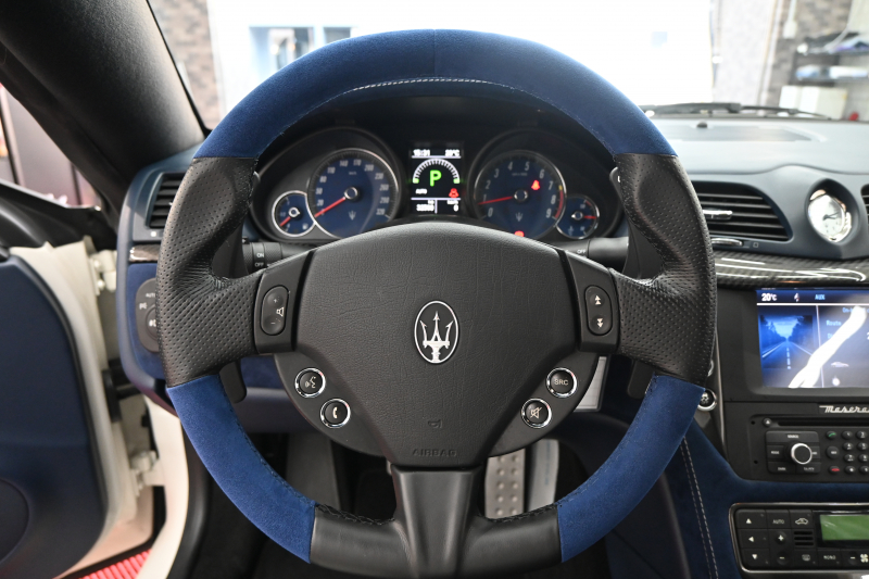 マセラティ グランツーリズモ ｽﾎﾟｰﾂ MCｵｰﾄｼﾌﾄ　ｱﾙｶﾝﾀｰﾗPKG ﾃﾞｨｰﾌﾟﾌﾞﾙｰｱﾙｶﾝﾀｰﾗ×黒革ｼｰﾄ&ｶｰﾎﾞﾝｲﾝﾃﾘｱﾄﾘﾑ  純正ﾅﾋﾞTV Bｶﾒﾗ ｱﾙｶﾝﾀｰﾗ×本革ｽﾃｱ&ﾊﾟﾄﾞﾙｼﾌﾄ 20ｲﾝﾁMCﾏｯﾄｸﾞﾗﾌｧｲﾄﾘﾑAW ﾌﾞﾙｰｷｬﾘﾊﾟｰ　2年保証付