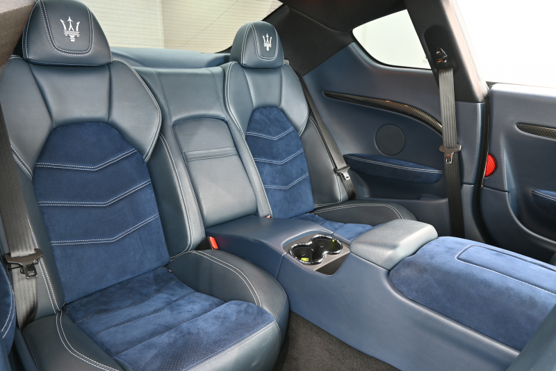 マセラティ グランツーリズモ ｽﾎﾟｰﾂ MCｵｰﾄｼﾌﾄ　ｱﾙｶﾝﾀｰﾗPKG ﾃﾞｨｰﾌﾟﾌﾞﾙｰｱﾙｶﾝﾀｰﾗ×黒革ｼｰﾄ&ｶｰﾎﾞﾝｲﾝﾃﾘｱﾄﾘﾑ  純正ﾅﾋﾞTV Bｶﾒﾗ ｱﾙｶﾝﾀｰﾗ×本革ｽﾃｱ&ﾊﾟﾄﾞﾙｼﾌﾄ 20ｲﾝﾁMCﾏｯﾄｸﾞﾗﾌｧｲﾄﾘﾑAW ﾌﾞﾙｰｷｬﾘﾊﾟｰ　2年保証付