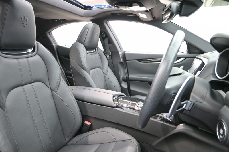 マセラティ ギブリ ｸﾞﾗﾝｽﾎﾟｰﾂ ﾄﾞﾗｲﾊﾞｰｽﾞｱｼｽﾀﾝｽ&ﾂｰﾘﾝｸﾞP　後期 ACC BSM LKA 黒革 SR 8.4ｲﾝﾁMTC+ Carplay 自動ﾄﾗﾝｸ 21ｲﾝﾁﾁﾀｰﾉAW ｽｶｲﾌｯｸｻｽ LED　2年保証付