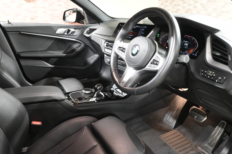 BMW 2シリーズ 218dｸﾞﾗﾝｸｰﾍﾟ Mｽﾎﾟｰﾂ ﾌﾟﾗｽﾊﾟｯｹｰｼﾞ　ｺﾝﾌｫA 黒革 ﾊﾟﾉﾗﾏｻﾝﾙｰﾌ iDriveﾅﾋﾞ Bｶﾒﾗ HiFiｽﾋﾟｰｶｰ LEDﾍｯﾄﾞﾗｲﾄ　新車保証