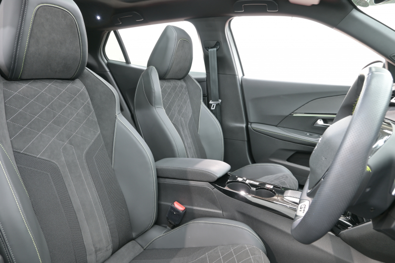 プジョー 2008 GT　ACC Pｽﾀ ECO ﾊｰﾌ革 ﾊﾟﾉﾗﾏSR 純正ﾀｯﾁｽｸﾘｰﾝ Carplay Bｶﾒﾗ 純正17ｲﾝﾁAW ADVｸﾞﾘｯﾌﾟｺﾝﾄﾛｰﾙ LEDﾗｲﾄ　2年保証付