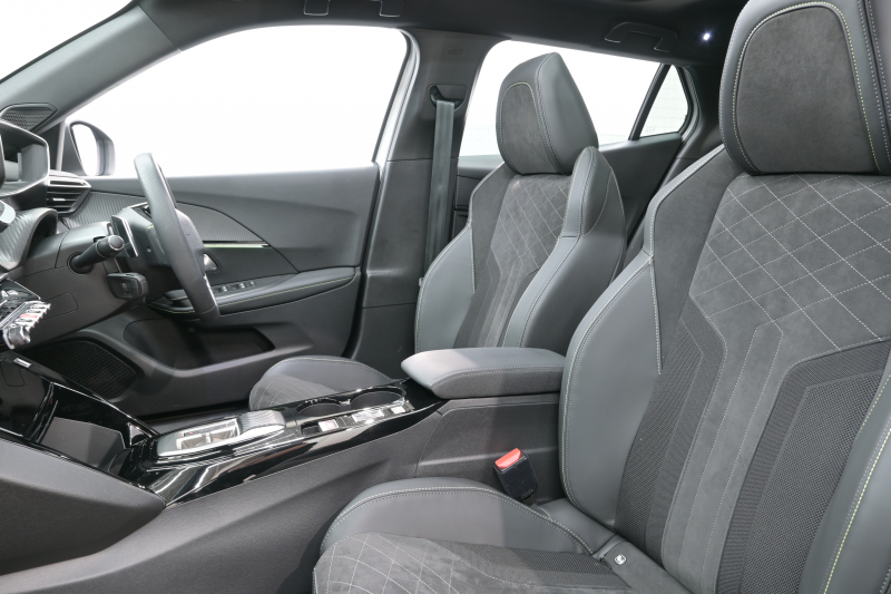 プジョー 2008 GT　ACC Pｽﾀ ECO ﾊｰﾌ革 ﾊﾟﾉﾗﾏSR 純正ﾀｯﾁｽｸﾘｰﾝ Carplay Bｶﾒﾗ 純正17ｲﾝﾁAW ADVｸﾞﾘｯﾌﾟｺﾝﾄﾛｰﾙ LEDﾗｲﾄ　2年保証付