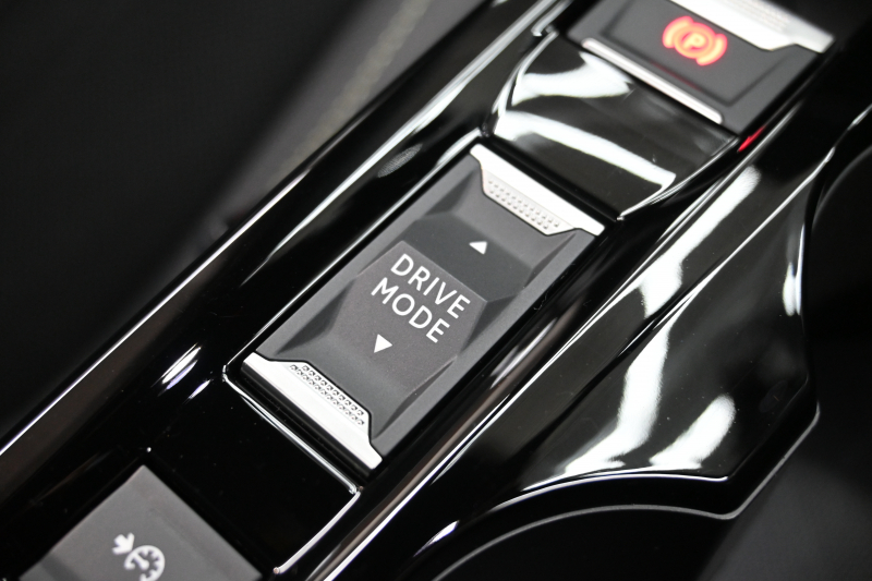 プジョー 2008 GT　ACC Pｽﾀ ECO ﾊｰﾌ革 ﾊﾟﾉﾗﾏSR 純正ﾀｯﾁｽｸﾘｰﾝ Carplay Bｶﾒﾗ 純正17ｲﾝﾁAW ADVｸﾞﾘｯﾌﾟｺﾝﾄﾛｰﾙ LEDﾗｲﾄ　2年保証付