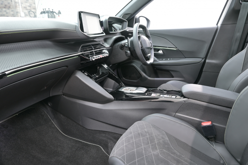 プジョー 2008 GT　ACC Pｽﾀ ECO ﾊｰﾌ革 ﾊﾟﾉﾗﾏSR 純正ﾀｯﾁｽｸﾘｰﾝ Carplay Bｶﾒﾗ 純正17ｲﾝﾁAW ADVｸﾞﾘｯﾌﾟｺﾝﾄﾛｰﾙ LEDﾗｲﾄ　2年保証付