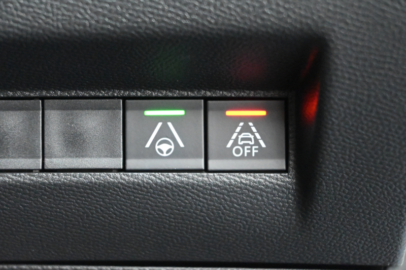 プジョー 2008 GT　ACC Pｽﾀ ECO ﾊｰﾌ革 ﾊﾟﾉﾗﾏSR 純正ﾀｯﾁｽｸﾘｰﾝ Carplay Bｶﾒﾗ 純正17ｲﾝﾁAW ADVｸﾞﾘｯﾌﾟｺﾝﾄﾛｰﾙ LEDﾗｲﾄ　2年保証付