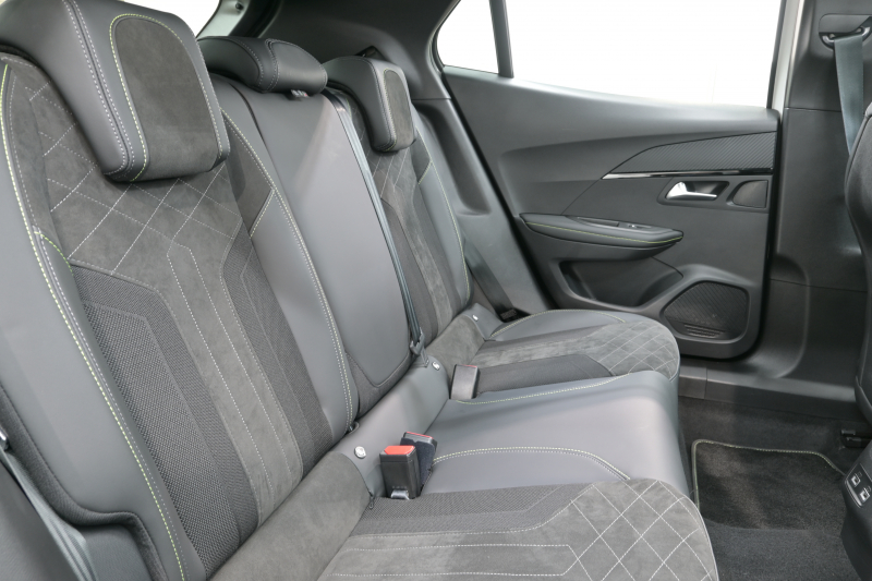 プジョー 2008 GT　ACC Pｽﾀ ECO ﾊｰﾌ革 ﾊﾟﾉﾗﾏSR 純正ﾀｯﾁｽｸﾘｰﾝ Carplay Bｶﾒﾗ 純正17ｲﾝﾁAW ADVｸﾞﾘｯﾌﾟｺﾝﾄﾛｰﾙ LEDﾗｲﾄ　2年保証付