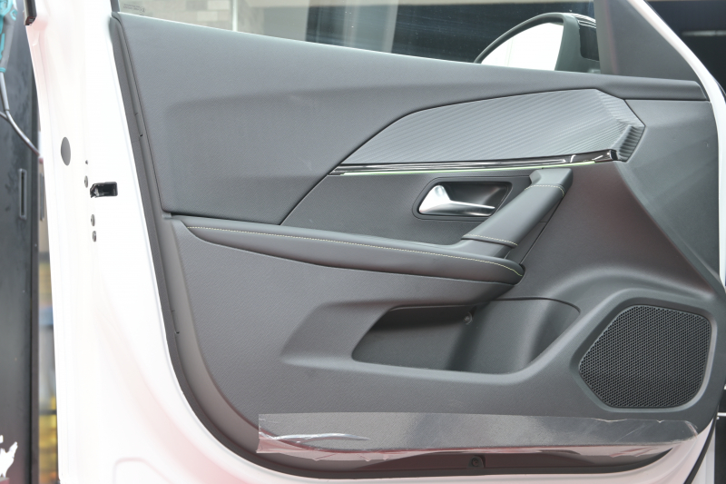 プジョー 2008 GT　ACC Pｽﾀ ECO ﾊｰﾌ革 ﾊﾟﾉﾗﾏSR 純正ﾀｯﾁｽｸﾘｰﾝ Carplay Bｶﾒﾗ 純正17ｲﾝﾁAW ADVｸﾞﾘｯﾌﾟｺﾝﾄﾛｰﾙ LEDﾗｲﾄ　2年保証付