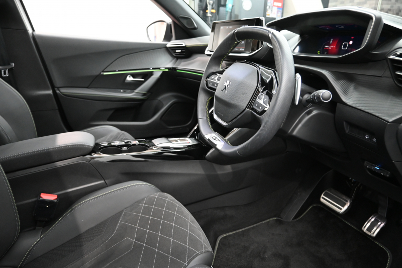 プジョー 2008 GT　ACC Pｽﾀ ECO ﾊｰﾌ革 ﾊﾟﾉﾗﾏSR 純正ﾀｯﾁｽｸﾘｰﾝ Carplay Bｶﾒﾗ 純正17ｲﾝﾁAW ADVｸﾞﾘｯﾌﾟｺﾝﾄﾛｰﾙ LEDﾗｲﾄ　2年保証付