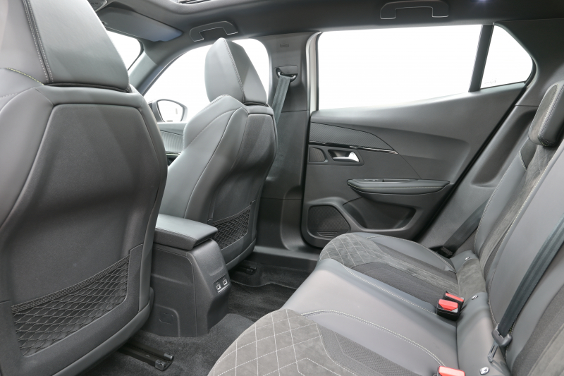 プジョー 2008 GT　ACC Pｽﾀ ECO ﾊｰﾌ革 ﾊﾟﾉﾗﾏSR 純正ﾀｯﾁｽｸﾘｰﾝ Carplay Bｶﾒﾗ 純正17ｲﾝﾁAW ADVｸﾞﾘｯﾌﾟｺﾝﾄﾛｰﾙ LEDﾗｲﾄ　2年保証付