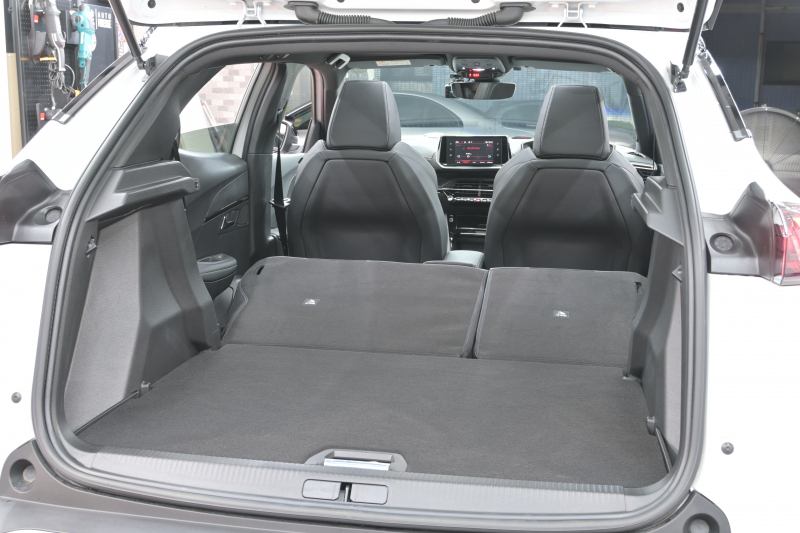 プジョー 2008 GT　ACC Pｽﾀ ECO ﾊｰﾌ革 ﾊﾟﾉﾗﾏSR 純正ﾀｯﾁｽｸﾘｰﾝ Carplay Bｶﾒﾗ 純正17ｲﾝﾁAW ADVｸﾞﾘｯﾌﾟｺﾝﾄﾛｰﾙ LEDﾗｲﾄ　2年保証付