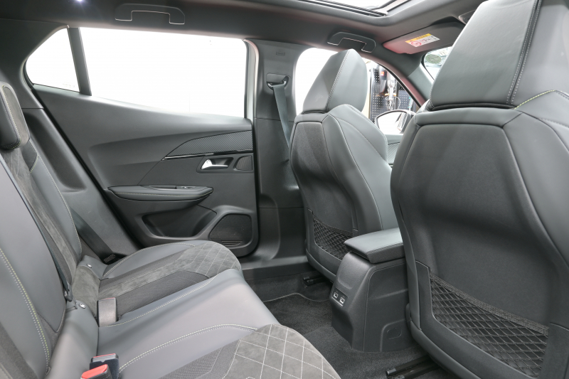 プジョー 2008 GT　ACC Pｽﾀ ECO ﾊｰﾌ革 ﾊﾟﾉﾗﾏSR 純正ﾀｯﾁｽｸﾘｰﾝ Carplay Bｶﾒﾗ 純正17ｲﾝﾁAW ADVｸﾞﾘｯﾌﾟｺﾝﾄﾛｰﾙ LEDﾗｲﾄ　2年保証付