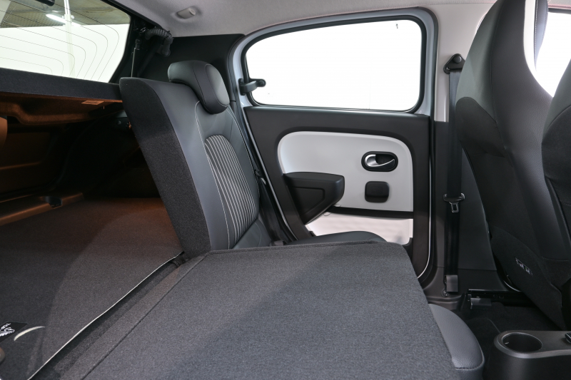 ルノー トゥインゴ ｲﾝﾃﾝｽ　5MT ECO機能 ｸﾙｺﾝ LDW 黒/白ﾚｻﾞｰ調×ﾌｧﾌﾞﾘｯｸｼｰﾄ 純正ﾀｯﾁｽｸﾘｰﾝ Carplay Bｶﾒﾗ 16ｲﾝﾁｱﾛｲﾎｲｰﾙ ﾌﾞﾗﾝｲﾝﾃﾘｱ　2年保証付