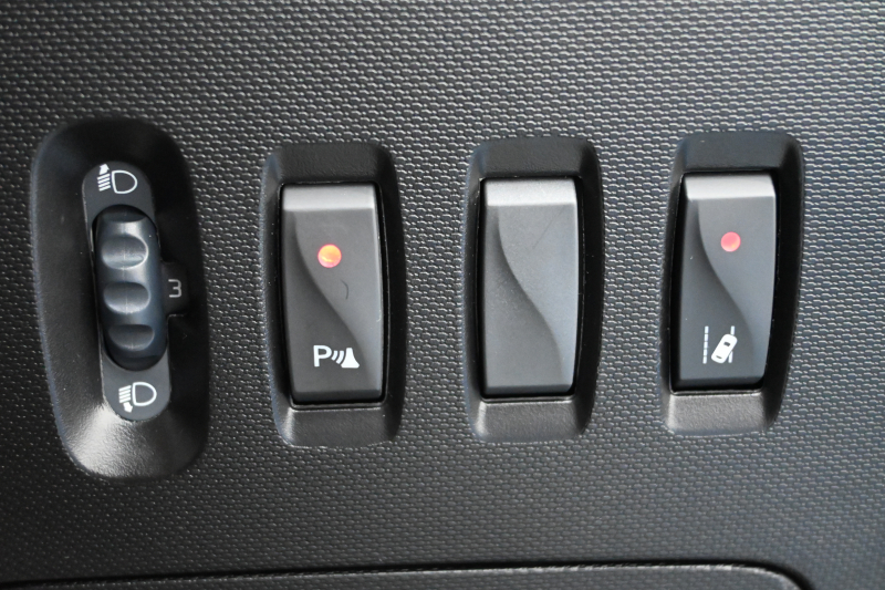 ルノー トゥインゴ ｲﾝﾃﾝｽ　5MT ECO機能 ｸﾙｺﾝ LDW 黒/白ﾚｻﾞｰ調×ﾌｧﾌﾞﾘｯｸｼｰﾄ 純正ﾀｯﾁｽｸﾘｰﾝ Carplay Bｶﾒﾗ 16ｲﾝﾁｱﾛｲﾎｲｰﾙ ﾌﾞﾗﾝｲﾝﾃﾘｱ　2年保証付