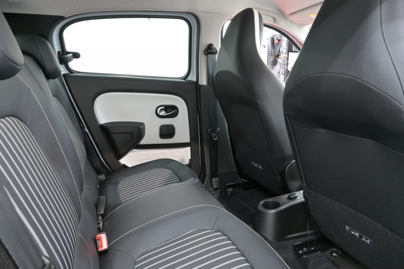 ルノー トゥインゴ ｲﾝﾃﾝｽ　5MT ECO機能 ｸﾙｺﾝ LDW 黒/白ﾚｻﾞｰ調×ﾌｧﾌﾞﾘｯｸｼｰﾄ 純正ﾀｯﾁｽｸﾘｰﾝ Carplay Bｶﾒﾗ 16ｲﾝﾁｱﾛｲﾎｲｰﾙ ﾌﾞﾗﾝｲﾝﾃﾘｱ　2年保証付