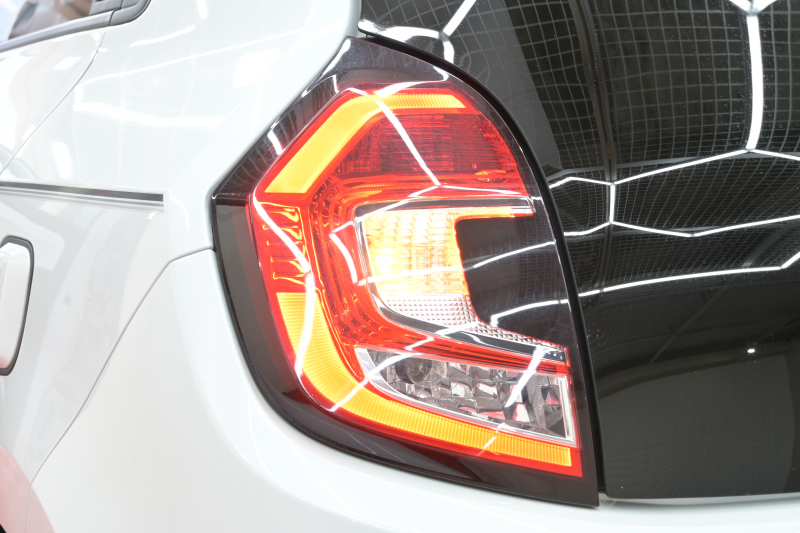 ルノー トゥインゴ ｲﾝﾃﾝｽ　5MT ECO機能 ｸﾙｺﾝ LDW 黒/白ﾚｻﾞｰ調×ﾌｧﾌﾞﾘｯｸｼｰﾄ 純正ﾀｯﾁｽｸﾘｰﾝ Carplay Bｶﾒﾗ 16ｲﾝﾁｱﾛｲﾎｲｰﾙ ﾌﾞﾗﾝｲﾝﾃﾘｱ　2年保証付