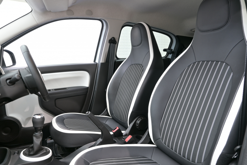 ルノー トゥインゴ ｲﾝﾃﾝｽ　5MT ECO機能 ｸﾙｺﾝ LDW 黒/白ﾚｻﾞｰ調×ﾌｧﾌﾞﾘｯｸｼｰﾄ 純正ﾀｯﾁｽｸﾘｰﾝ Carplay Bｶﾒﾗ 16ｲﾝﾁｱﾛｲﾎｲｰﾙ ﾌﾞﾗﾝｲﾝﾃﾘｱ　2年保証付