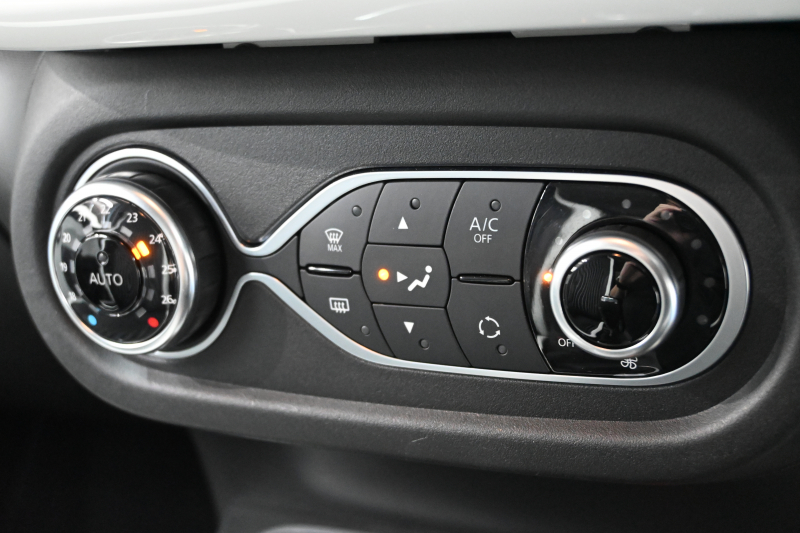 ルノー トゥインゴ ｲﾝﾃﾝｽ　5MT ECO機能 ｸﾙｺﾝ LDW 黒/白ﾚｻﾞｰ調×ﾌｧﾌﾞﾘｯｸｼｰﾄ 純正ﾀｯﾁｽｸﾘｰﾝ Carplay Bｶﾒﾗ 16ｲﾝﾁｱﾛｲﾎｲｰﾙ ﾌﾞﾗﾝｲﾝﾃﾘｱ　2年保証付