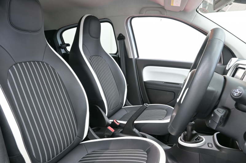 ルノー トゥインゴ ｲﾝﾃﾝｽ　5MT ECO機能 ｸﾙｺﾝ LDW 黒/白ﾚｻﾞｰ調×ﾌｧﾌﾞﾘｯｸｼｰﾄ 純正ﾀｯﾁｽｸﾘｰﾝ Carplay Bｶﾒﾗ 16ｲﾝﾁｱﾛｲﾎｲｰﾙ ﾌﾞﾗﾝｲﾝﾃﾘｱ　2年保証付