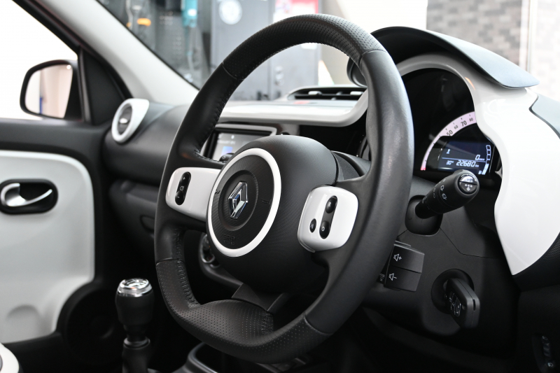 ルノー トゥインゴ ｲﾝﾃﾝｽ　5MT ECO機能 ｸﾙｺﾝ LDW 黒/白ﾚｻﾞｰ調×ﾌｧﾌﾞﾘｯｸｼｰﾄ 純正ﾀｯﾁｽｸﾘｰﾝ Carplay Bｶﾒﾗ 16ｲﾝﾁｱﾛｲﾎｲｰﾙ ﾌﾞﾗﾝｲﾝﾃﾘｱ　2年保証付