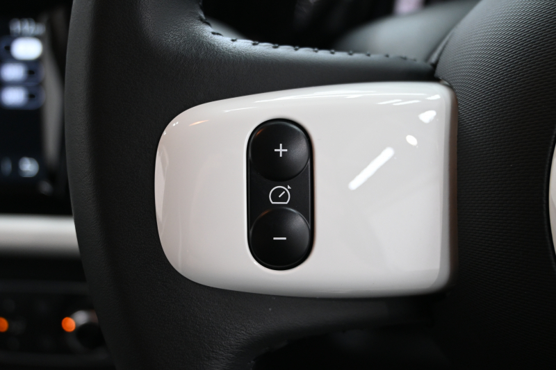 ルノー トゥインゴ ｲﾝﾃﾝｽ　5MT ECO機能 ｸﾙｺﾝ LDW 黒/白ﾚｻﾞｰ調×ﾌｧﾌﾞﾘｯｸｼｰﾄ 純正ﾀｯﾁｽｸﾘｰﾝ Carplay Bｶﾒﾗ 16ｲﾝﾁｱﾛｲﾎｲｰﾙ ﾌﾞﾗﾝｲﾝﾃﾘｱ　2年保証付