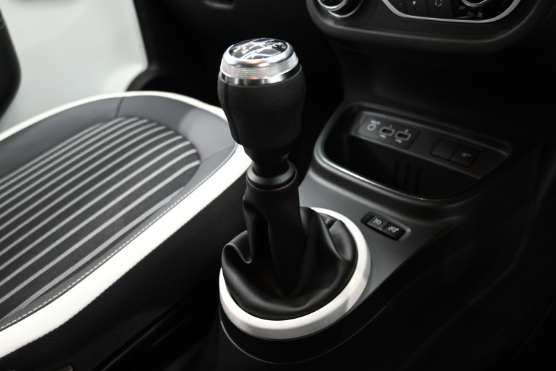 ルノー トゥインゴ ｲﾝﾃﾝｽ　5MT ECO機能 ｸﾙｺﾝ LDW 黒/白ﾚｻﾞｰ調×ﾌｧﾌﾞﾘｯｸｼｰﾄ 純正ﾀｯﾁｽｸﾘｰﾝ Carplay Bｶﾒﾗ 16ｲﾝﾁｱﾛｲﾎｲｰﾙ ﾌﾞﾗﾝｲﾝﾃﾘｱ　2年保証付