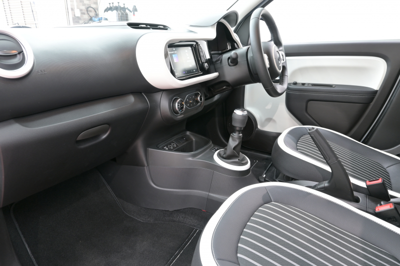 ルノー トゥインゴ ｲﾝﾃﾝｽ　5MT ECO機能 ｸﾙｺﾝ LDW 黒/白ﾚｻﾞｰ調×ﾌｧﾌﾞﾘｯｸｼｰﾄ 純正ﾀｯﾁｽｸﾘｰﾝ Carplay Bｶﾒﾗ 16ｲﾝﾁｱﾛｲﾎｲｰﾙ ﾌﾞﾗﾝｲﾝﾃﾘｱ　2年保証付