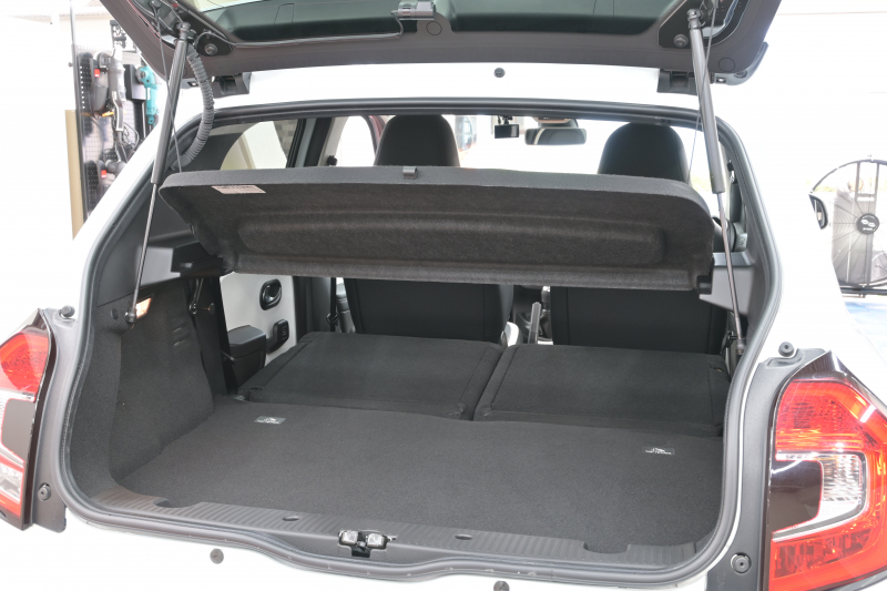 ルノー トゥインゴ ｲﾝﾃﾝｽ　5MT ECO機能 ｸﾙｺﾝ LDW 黒/白ﾚｻﾞｰ調×ﾌｧﾌﾞﾘｯｸｼｰﾄ 純正ﾀｯﾁｽｸﾘｰﾝ Carplay Bｶﾒﾗ 16ｲﾝﾁｱﾛｲﾎｲｰﾙ ﾌﾞﾗﾝｲﾝﾃﾘｱ　2年保証付